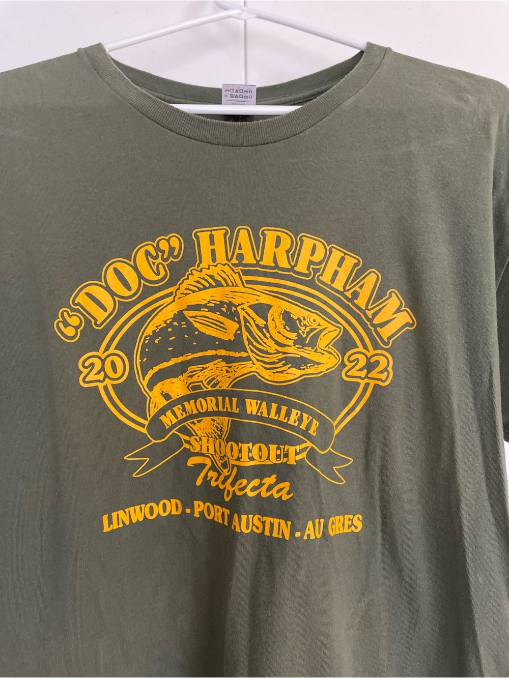 Men’s Large Gildan Olive Green Short-Sleeve Tee with Yellow Fishing Graphic - Picture 3 of 10